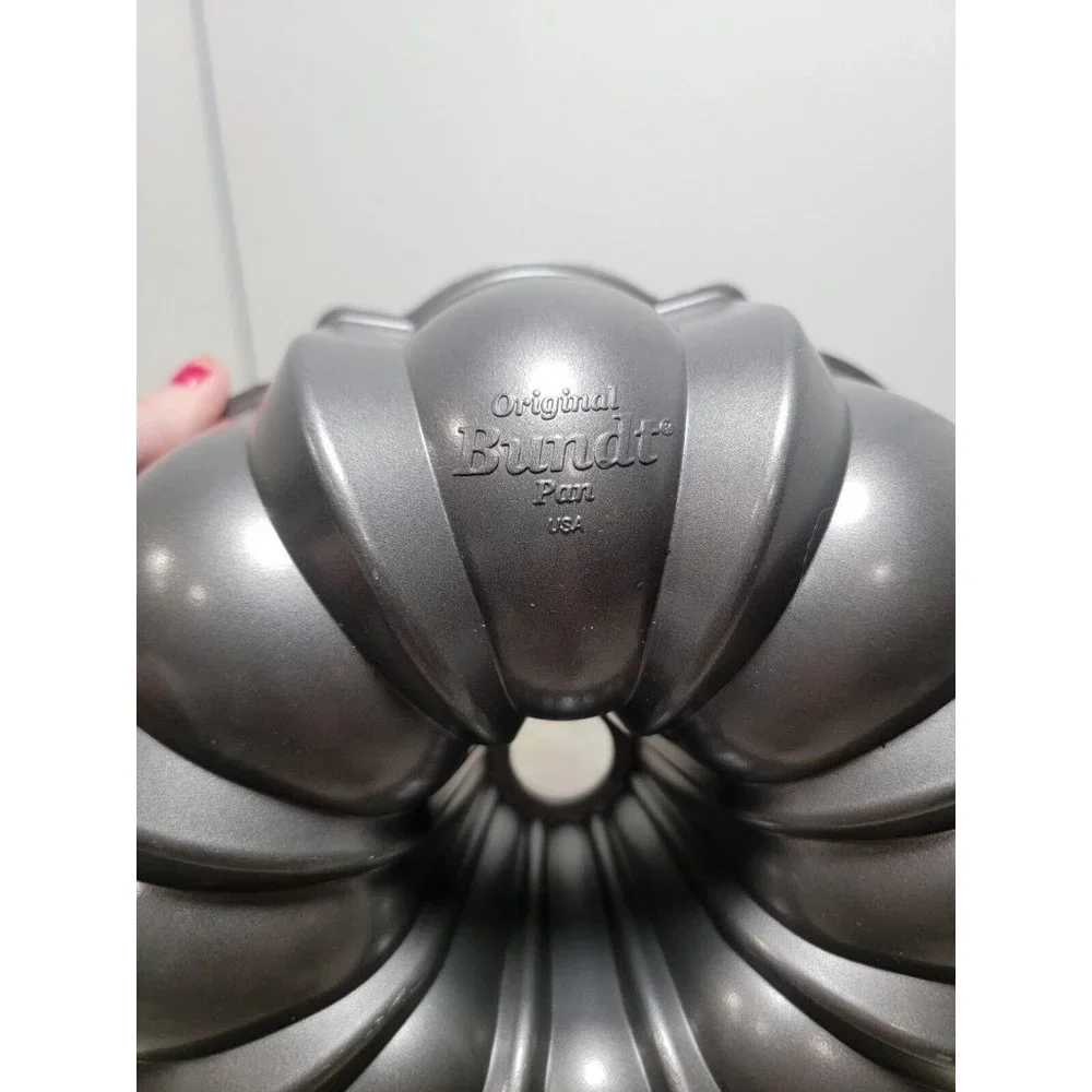Vintage Nordic‎ War 12 Cup Heavy Duty Cast Aluminum Fluted Cake Pan Clean